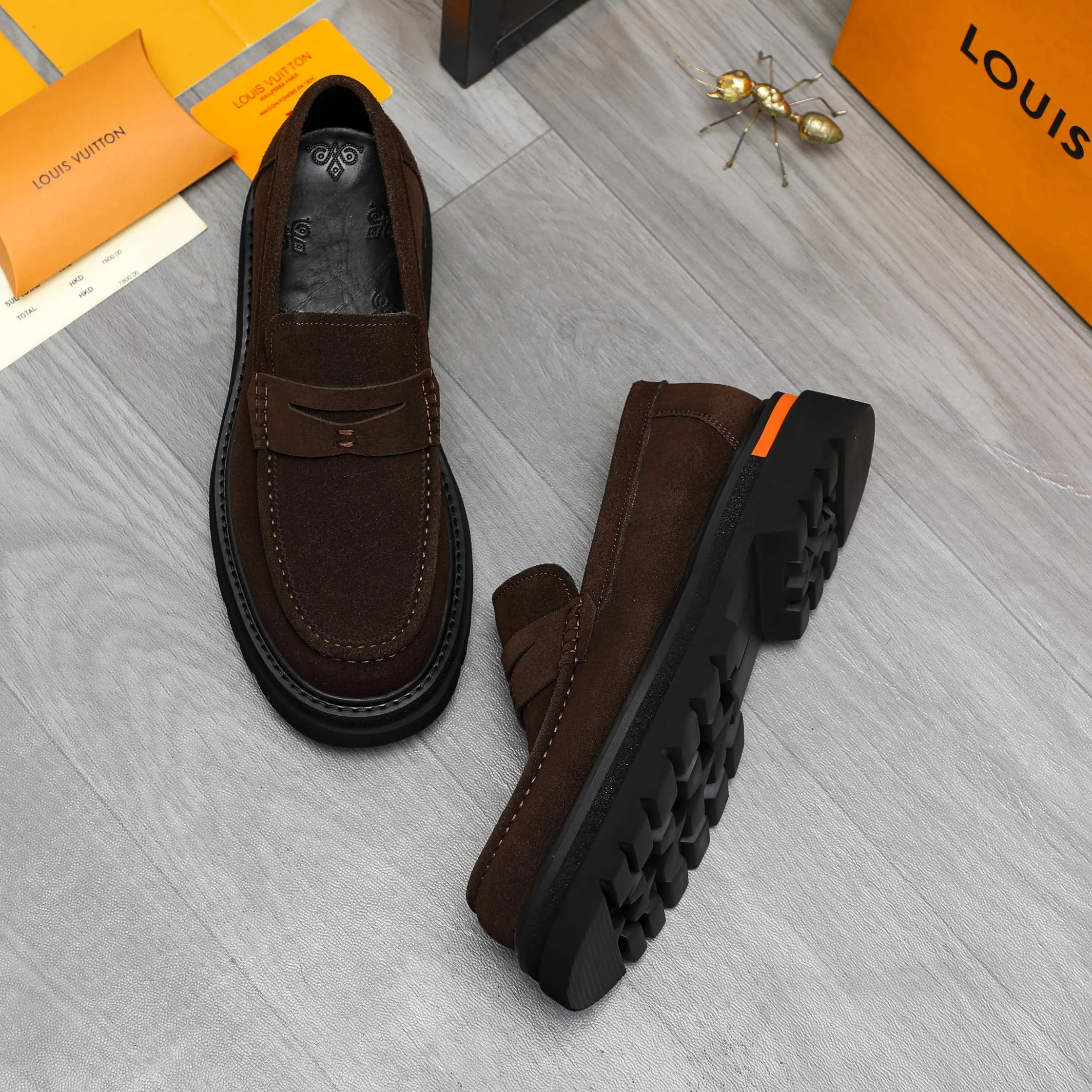 Men's shoes 💰620 Product trademark: LV "Louis Vuitton" business casual slip-on leather shoes Regular size: 37-46 Product material: Selected high-quality frosted cowhide upper, pigskin lining, rubber outsole
